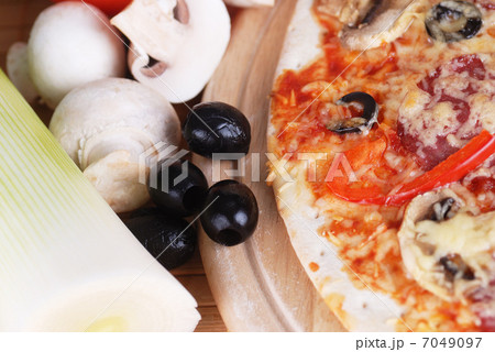 fresh baked pizza 7049097