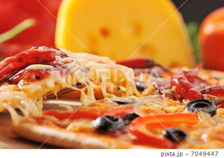 pizza with cheese 7049447