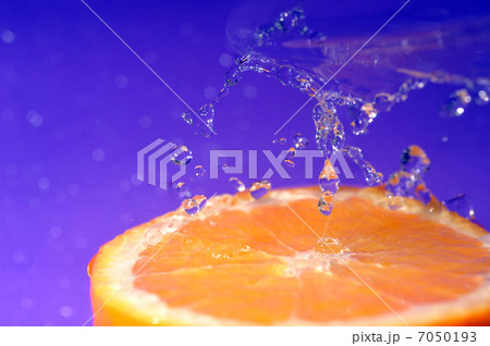 juicy orange and splashes 7050193