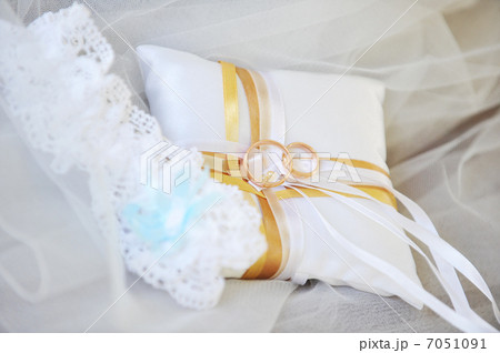 wedding rings 7051091