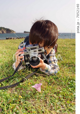 レンジファインダー・カメラで撮影する小さなカメラマン レンジファインダー・カメラで撮影する小さなカメラマン 7052140