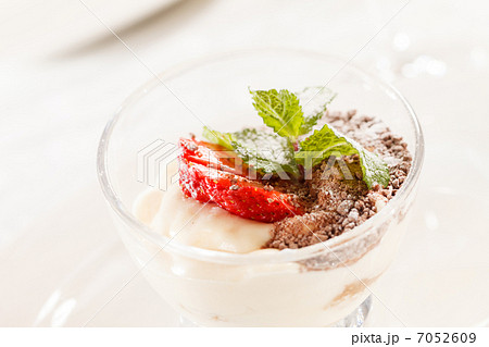 Tiramisu with strawberry 7052609