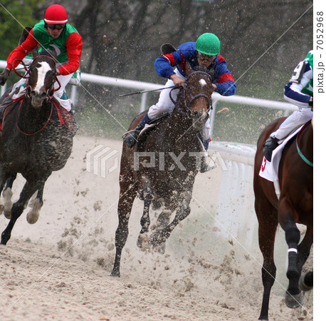 Horse racing. 7052968