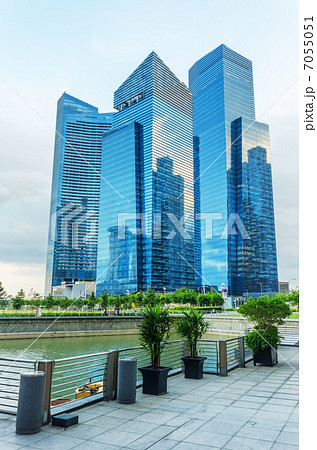 Skyscrapers in financial district of Singapore 7055051