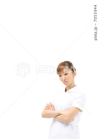 悩むナース 7055944