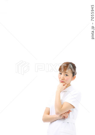 悩むナース 7055945