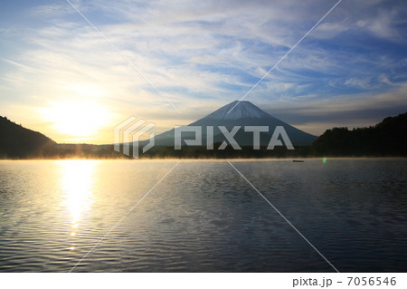 精進湖と富士山の朝 精進湖と富士山の朝 7056546