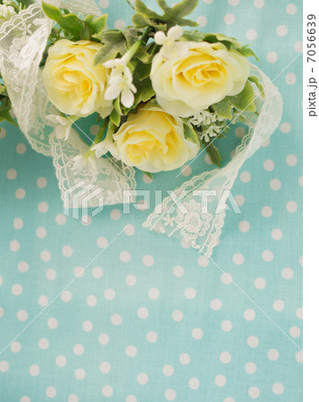 水色の水玉の布と黄色いバラたて 7056639