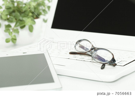 白いパソコンとタブレットイメージ 7056663