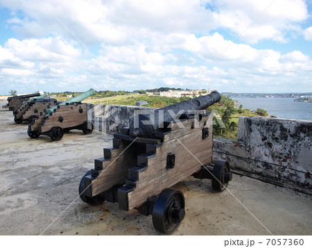 世界遺産「オールド・ハバナとその要塞群」のモロ要塞の大砲(キューバ) 世界遺産「オールド・ハバナとその要塞群」のモロ要塞の大砲(キューバ) 7057360