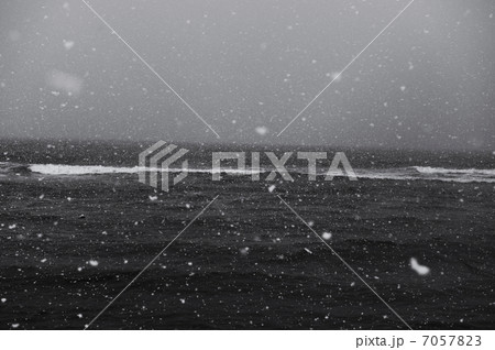 荒れる日本海 7057823