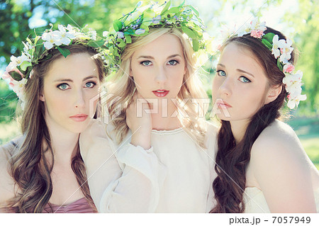 花冠のかわいい外国人女性ポートレート三姉妹の写真素材