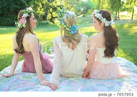花冠のかわいい外国人女性ポートレート三姉妹 背中側の写真素材