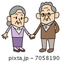 手をつなぐ夫婦 7058190