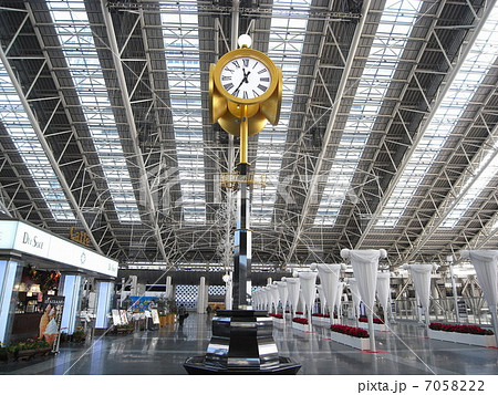 大阪ステーションシティ 時空の広場 金時計の写真素材