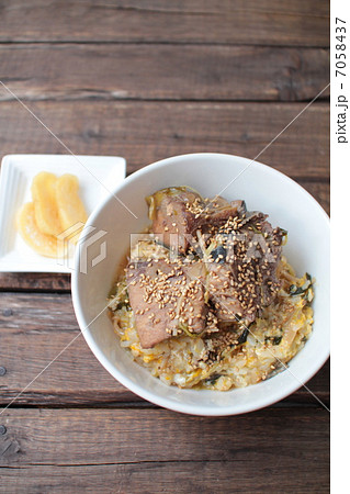 ブリ鍋の締めご飯　ブリのアラを乗せたおじや 7058437