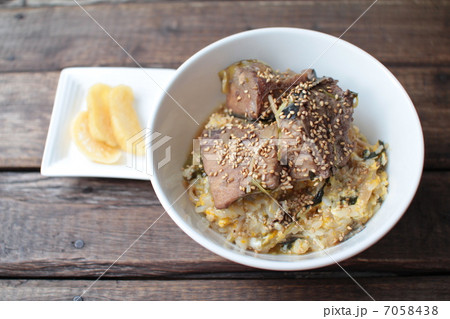 ブリ鍋の締めご飯 ブリのアラを乗せたおじや ブリ鍋の締めご飯 ブリのアラを乗せたおじや 7058438
