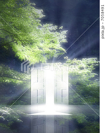 光が射し込むドアのイラスト素材