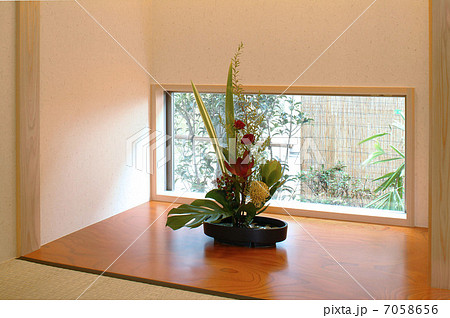 床の間イメージ 生花 和 和室 床の間 日本間 花 の写真素材