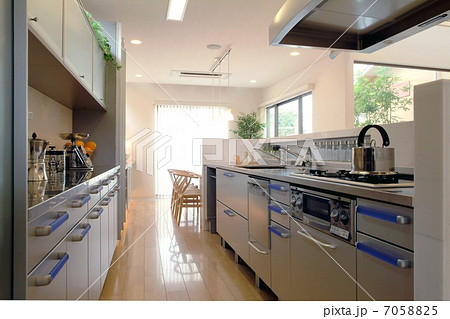 建物 キッチン 部屋 洋風 住居 住まい ダイニング システムキッチン モデルルーム キッチンイメーの写真素材