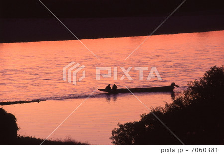 夕焼けの川で漁をする 夕焼けの川で漁をする 7060381