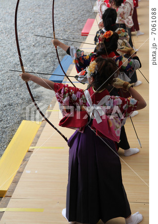 京都・三十三間堂・通し矢（大的大会）晴れ着姿の新成人が弓を持って集まります。 7061088