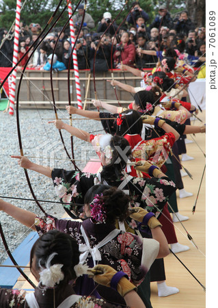京都・三十三間堂・通し矢(大的大会)晴れ着姿の新成人が弓を持って集まります。 京都・三十三間堂・通し矢(大的大会)晴れ着姿の新成人が弓を持って集まります。 7061089