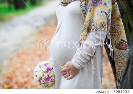 pregnant woman with flowers 7061557