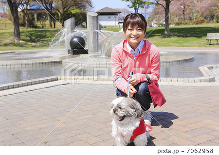 シーズー犬と若い女性 7062958
