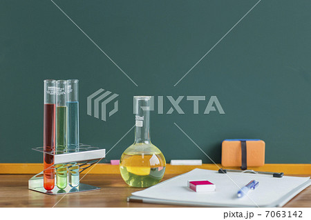 黒板と実験器具 7063142