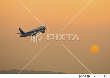 夕陽と離陸する旅客機 夕陽と離陸する旅客機 7063319