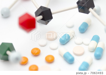 サイエンス・医療イメージ～医薬品と分子模型～ 7063493