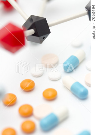 サイエンス・医療イメージ～医薬品と分子模型～ 7063494