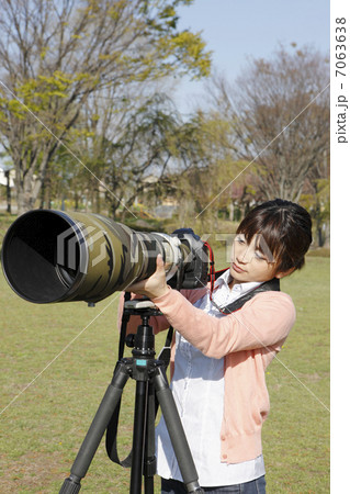 野鳥撮影の若い女性 7063638