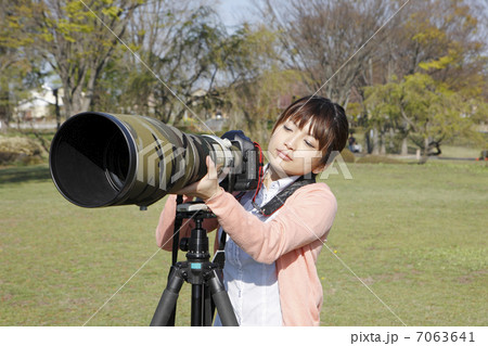 野鳥撮影の若い女性 野鳥撮影の若い女性 7063641