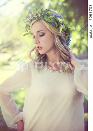 花冠のかわいい外国人女性ポートレートの写真素材