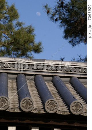 京都御所の景色　月の菊の御紋 7063920