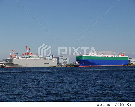 横浜港で荷役をする自動車運搬船の景色 7065235