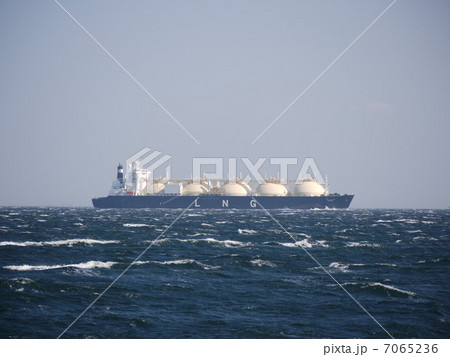 東京湾を出てゆくLNGタンカーの景色 7065236