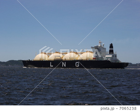 日本に液化天然ガスを運ぶタンカーの景色 7065238