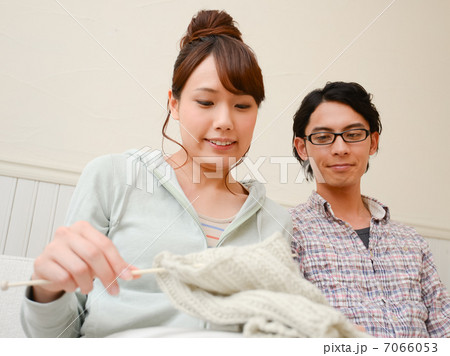 編み物をする女性とそれを見守る男性 編み物をする女性とそれを見守る男性 7066053