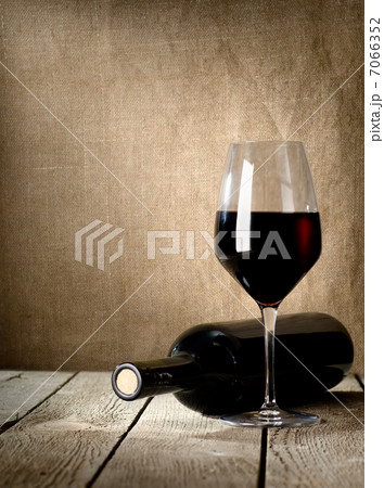 Black bottle of wine and wneglass Black bottle of wine and wneglass 7066352