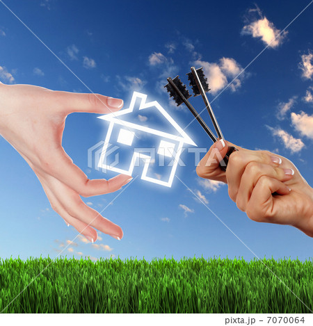 House and human hand against blue sky 7070064