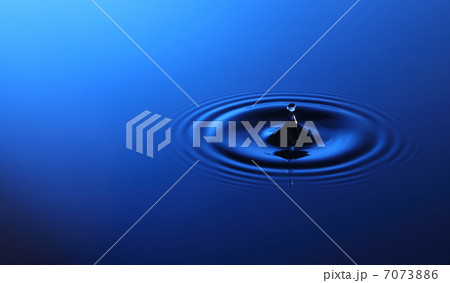 Drop of water falling into the water Drop of water falling into the water 7073886
