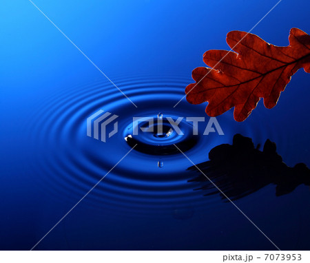 Drop of water falling into the water 7073953