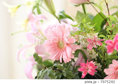 ピンクのフラワーアレンジメント 7075292