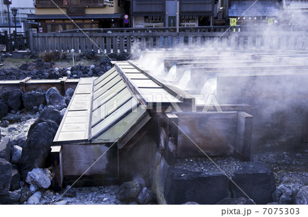 草津温泉の湯畑 7075303