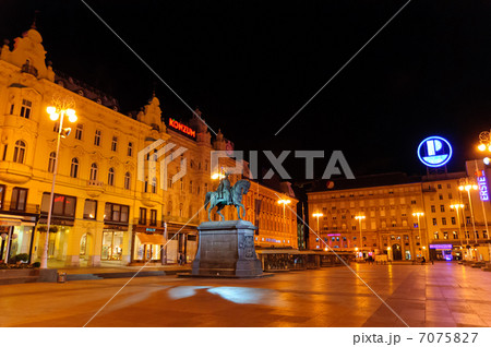 クロアチア　ザグレブ　イェラチッチ広場の夜景 7075827