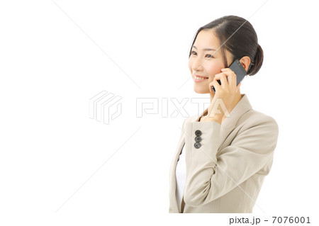 スマートフォンで電話をする女性 7076001