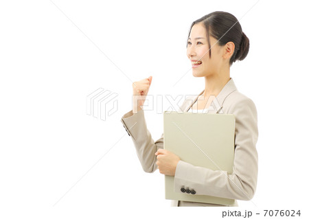 ガッツポーズをするビジネスウーマン 7076024